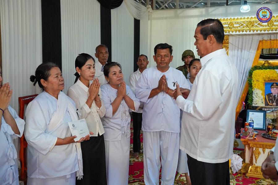 ឯកឧត្តម នាយឧត្តមសេនីយ៍កិត្តិសង្គហបណ្ឌិត គន់ គីម ទេសរដ្ឋមន្រ្តី អគ្គលេខាធិការសមាគមអតីតយុទ្ធជនកម្ពុជា អញ្ជើញដឹកនាំគណៈប្រតិភូ ស.អ.ក ដាក់កម្រងផ្កា និងគោរពវិញ្ញានក្ខន្ធសព ឯកឧត្តម ឧត្តមសេនីយ៍ឯក ឈុំ ខេង មេបញ្ជាការកងពលតូចអន្តរាគមន៍លេខ៦ ដែលបានទទួលមរណភាព ក្នុងជន្មាយុ ៦៨ឆ្នាំ ដោយរោគាពាធ - Image 7