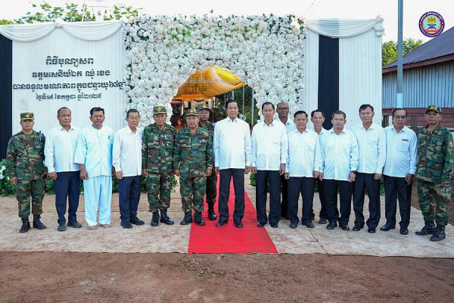 ឯកឧត្តម នាយឧត្តមសេនីយ៍កិត្តិសង្គហបណ្ឌិត គន់ គីម ទេសរដ្ឋមន្រ្តី អគ្គលេខាធិការសមាគមអតីតយុទ្ធជនកម្ពុជា អញ្ជើញដឹកនាំគណៈប្រតិភូ ស.អ.ក ដាក់កម្រងផ្កា និងគោរពវិញ្ញានក្ខន្ធសព ឯកឧត្តម ឧត្តមសេនីយ៍ឯក ឈុំ ខេង មេបញ្ជាការកងពលតូចអន្តរាគមន៍លេខ៦ ដែលបានទទួលមរណភាព ក្នុងជន្មាយុ ៦៨ឆ្នាំ ដោយរោគាពាធ - Image 8