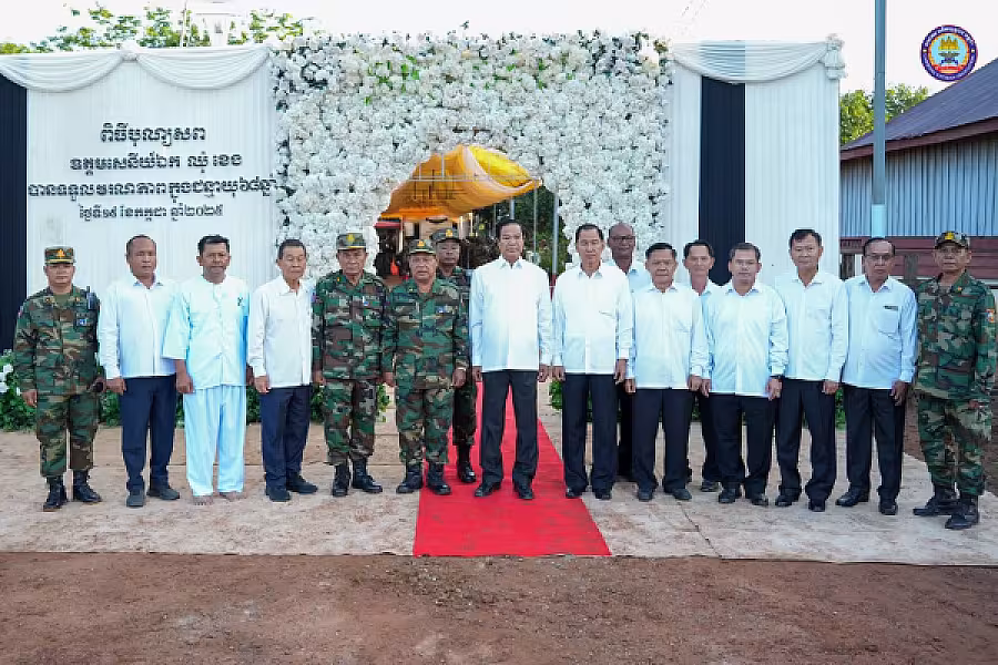 ឯកឧត្តម នាយឧត្តមសេនីយ៍កិត្តិសង្គហបណ្ឌិត គន់ គីម ទេសរដ្ឋមន្រ្តី អគ្គលេខាធិការសមាគមអតីតយុទ្ធជនកម្ពុជា អញ្ជើញដឹកនាំគណៈប្រតិភូ ស.អ.ក ដាក់កម្រងផ្កា និងគោរពវិញ្ញានក្ខន្ធសព ឯកឧត្តម ឧត្តមសេនីយ៍ឯក ឈុំ ខេង មេបញ្ជាការកងពលតូចអន្តរាគមន៍លេខ៦ ដែលបានទទួលមរណភាព ក្នុងជន្មាយុ ៦៨ឆ្នាំ ដោយរោគាពាធ - Image 8