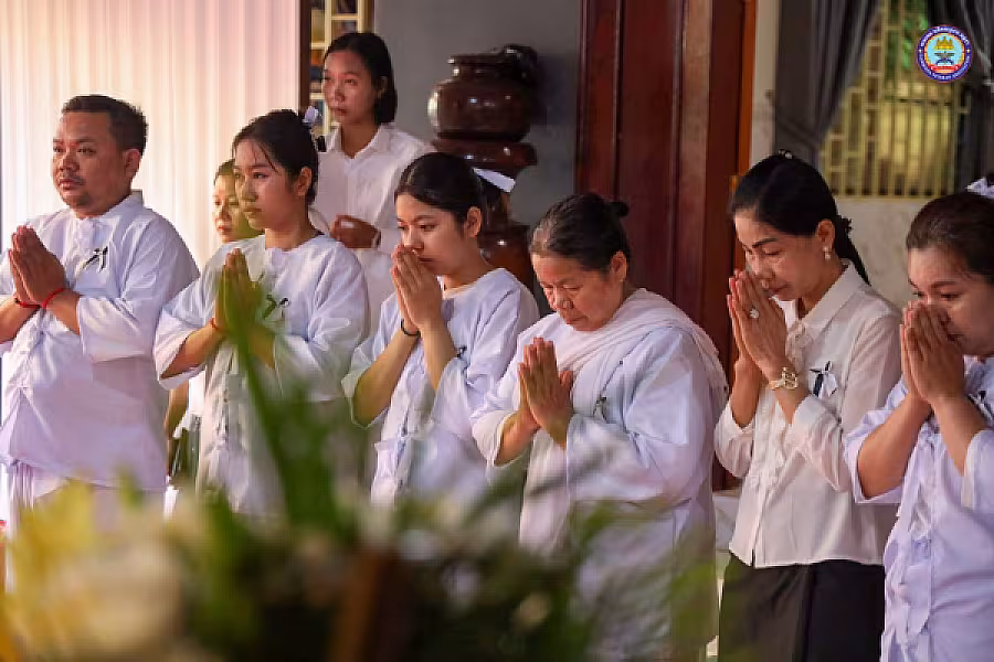 ឯកឧត្តម នាយឧត្តមសេនីយ៍កិត្តិសង្គហបណ្ឌិត គន់ គីម ទេសរដ្ឋមន្រ្តី អគ្គលេខាធិការសមាគមអតីតយុទ្ធជនកម្ពុជា អញ្ជើញដឹកនាំគណៈប្រតិភូ ស.អ.ក ដាក់កម្រងផ្កា និងគោរពវិញ្ញានក្ខន្ធសព ឯកឧត្តម ឧត្តមសេនីយ៍ឯក ឈុំ ខេង មេបញ្ជាការកងពលតូចអន្តរាគមន៍លេខ៦ ដែលបានទទួលមរណភាព ក្នុងជន្មាយុ ៦៨ឆ្នាំ ដោយរោគាពាធ - Image 9