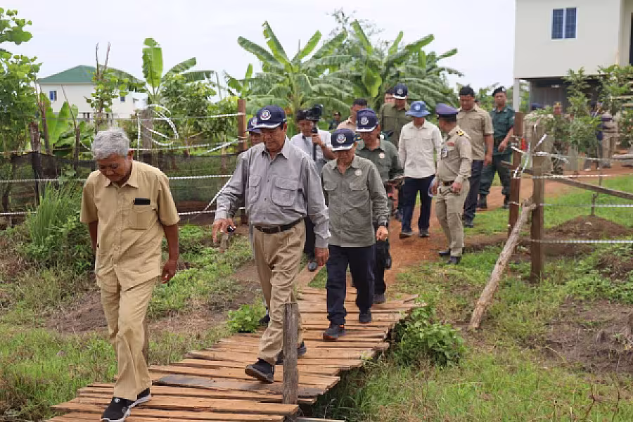ឯកឧត្តមកិត្តិសង្គហបណ្ឌិត គន់ គីម ទេសរដ្ឋមន្ត្រី អគ្គលេខាធិការសមាគមអតីតយុទ្ធជនកម្ពុជា ចុះពិនិត្យដីសង្គមកិច្ចសម្រាប់លំនៅដ្ឋានអតីតយុទ្ធជន - Image 4