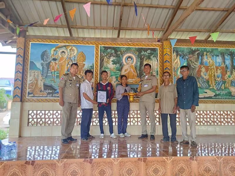 អ.ន.ក.ខេត្តកំពង់ស្ពឺ ចុះប្រគល់ថវិកាបេឡាមរណសង្គ្រោះជូនសមាជិកចំនួន ៧គ្រួសារ - Image 6