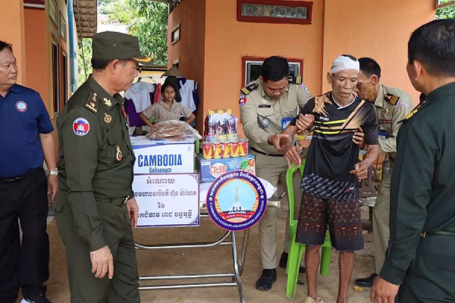 អ.ន.ក.ខេត្តព្រសីហនុ ចុះសួរសុខទុក្ខ និងនាំយកអំណោយជូនគ្រួសារសមាជិកចំនួន ៧គ្រួសារ - Image 3