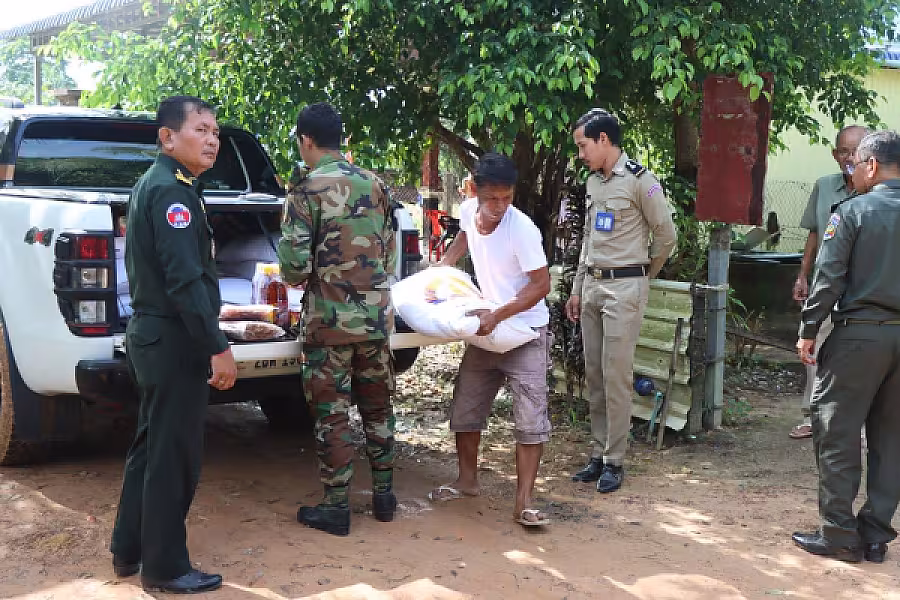អ.ន.ក.ខេត្តព្រសីហនុ ចុះសួរសុខទុក្ខ និងនាំយកអំណោយជូនគ្រួសារសមាជិកចំនួន ៧គ្រួសារ - Image 4