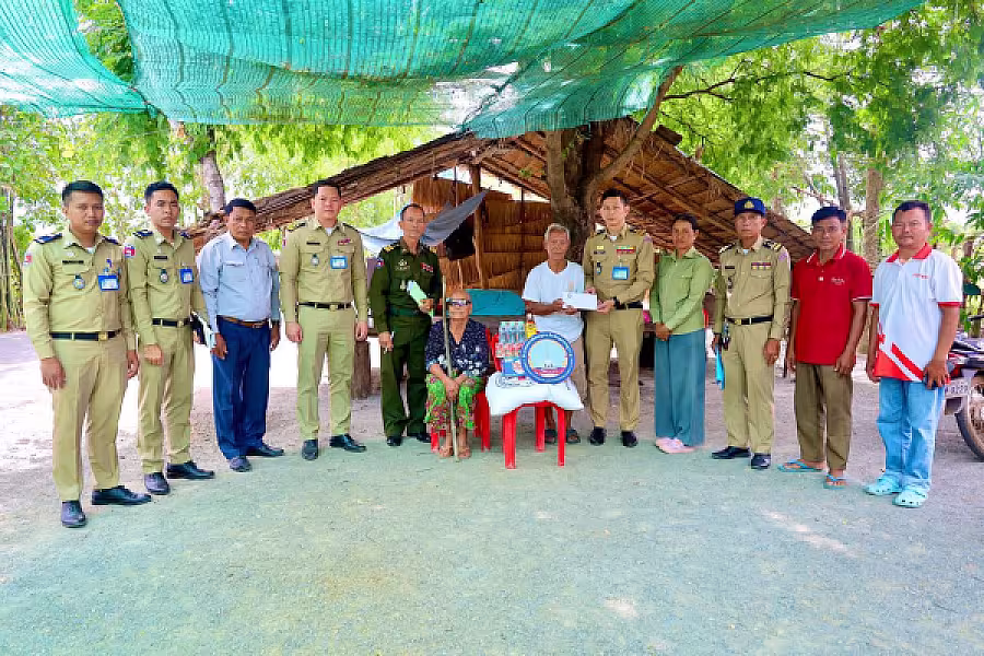 គណៈកម្មាធិការ អ.ន.ក. ខេត្តកំពង់ស្ពឺ នាំយកអំណោយជូនសមាជិកមានជីវភាពខ្វះខាតចំនួ៨គ្រួសារ - Image 5