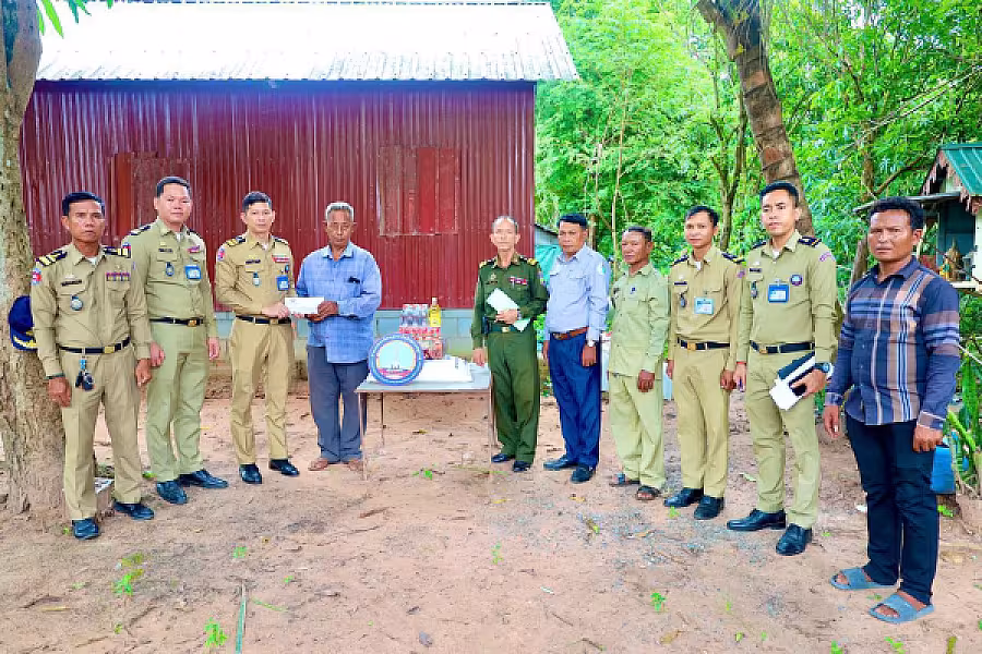គណៈកម្មាធិការ អ.ន.ក. ខេត្តកំពង់ស្ពឺ នាំយកអំណោយជូនសមាជិកមានជីវភាពខ្វះខាតចំនួ៨គ្រួសារ - Image 7