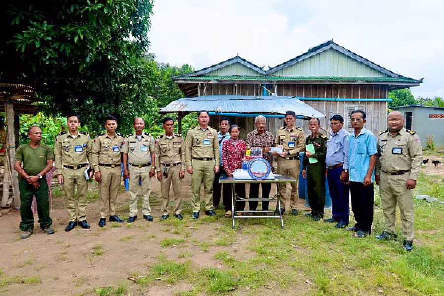 គណៈកម្មាធិការ អ.ន.ក. ខេត្តកំពង់ស្ពឺ នាំយកអំណោយជូនសមាជិកមានជីវភាពខ្វះខាតចំនួ៨គ្រួសារ - Image 8