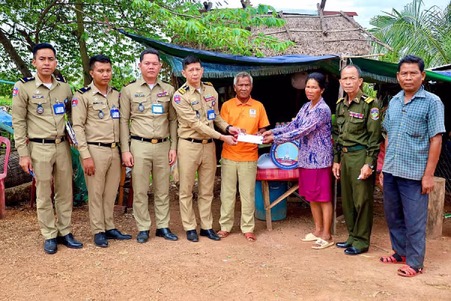គណៈកម្មាធិការ អ.ន.ក. ខេត្តកំពង់ស្ពឺ នាំយកអំណោយជូនសមាជិកមានជីវភាពខ្វះខាតចំនួ៨គ្រួសារ - Image 9
