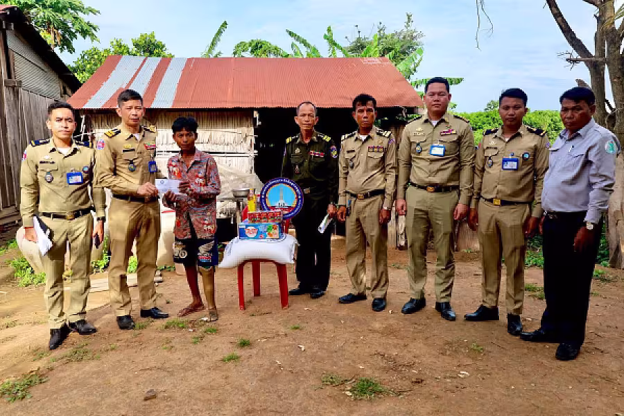 គណៈកម្មាធិការ អ.ន.ក. ខេត្តកំពង់ស្ពឺ នាំយកអំណោយជូនសមាជិកមានជីវភាពខ្វះខាតចំនួ៨គ្រួសារ - Image 10
