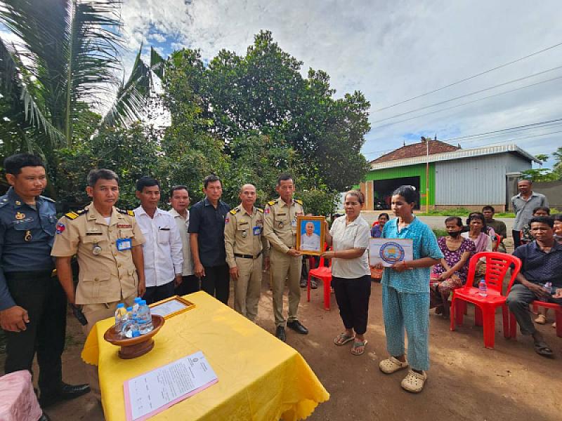 លោកឧត្តមសេនីយ៍ទោ ហេង វុទ្ធី បានចាត់ឱ្យលោកស្នងការរង  និងក្រុមការងារសមាគមស្រុកកោះសូទិន  នាំយកថវិកាបេឡាមរណសង្គ្រោះចំនួន ៤លានរៀល ប្រគល់ជូនគ្រួសារសពអតីតយុទ្ធជន ចំនួន ១គ្រួសារ ស្ថិតនៅស្រុកកោះសូទិន ខេត្តកំពង់ចាម - Image 2