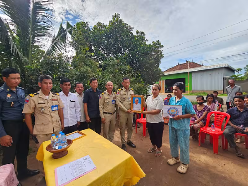 លោកឧត្តមសេនីយ៍ទោ ហេង វុទ្ធី បានចាត់ឱ្យលោកស្នងការរង  និងក្រុមការងារសមាគមស្រុកកោះសូទិន  នាំយកថវិកាបេឡាមរណសង្គ្រោះចំនួន ៤លានរៀល ប្រគល់ជូនគ្រួសារសពអតីតយុទ្ធជន ចំនួន ១គ្រួសារ ស្ថិតនៅស្រុកកោះសូទិន ខេត្តកំពង់ចាម - Image 2