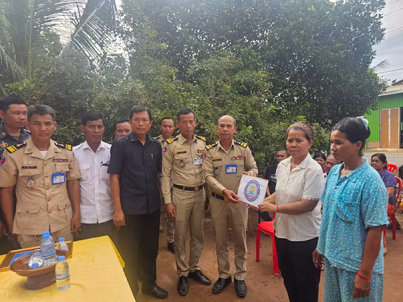 លោកឧត្តមសេនីយ៍ទោ ហេង វុទ្ធី បានចាត់ឱ្យលោកស្នងការរង  និងក្រុមការងារសមាគមស្រុកកោះសូទិន  នាំយកថវិកាបេឡាមរណសង្គ្រោះចំនួន ៤លានរៀល ប្រគល់ជូនគ្រួសារសពអតីតយុទ្ធជន ចំនួន ១គ្រួសារ ស្ថិតនៅស្រុកកោះសូទិន ខេត្តកំពង់ចាម - Image 3