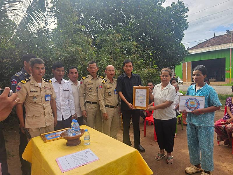 លោកឧត្តមសេនីយ៍ទោ ហេង វុទ្ធី បានចាត់ឱ្យលោកស្នងការរង  និងក្រុមការងារសមាគមស្រុកកោះសូទិន  នាំយកថវិកាបេឡាមរណសង្គ្រោះចំនួន ៤លានរៀល ប្រគល់ជូនគ្រួសារសពអតីតយុទ្ធជន ចំនួន ១គ្រួសារ ស្ថិតនៅស្រុកកោះសូទិន ខេត្តកំពង់ចាម - Image 4