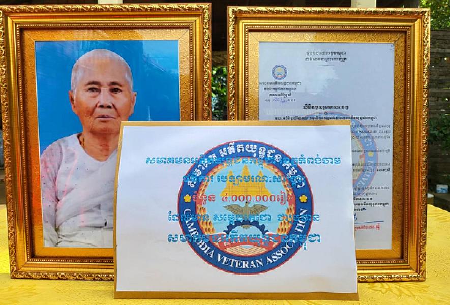លោកឧត្តមសេនីយ៍ទោ ហេង វុទ្ធី បានចាត់ឱ្យលោកស្នងការរង  និងក្រុមការងារសមាគមស្រុកកោះសូទិន  នាំយកថវិកាបេឡាមរណសង្គ្រោះចំនួន ៤លានរៀល ប្រគល់ជូនគ្រួសារសពអតីតយុទ្ធជន ចំនួន ១គ្រួសារ ស្ថិតនៅស្រុកកោះសូទិន ខេត្តកំពង់ចាម - Image 5