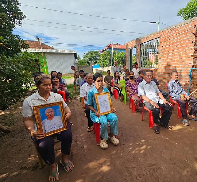 លោកឧត្តមសេនីយ៍ទោ ហេង វុទ្ធី បានចាត់ឱ្យលោកស្នងការរង  និងក្រុមការងារសមាគមស្រុកកោះសូទិន  នាំយកថវិកាបេឡាមរណសង្គ្រោះចំនួន ៤លានរៀល ប្រគល់ជូនគ្រួសារសពអតីតយុទ្ធជន ចំនួន ១គ្រួសារ ស្ថិតនៅស្រុកកោះសូទិន ខេត្តកំពង់ចាម - Image 7