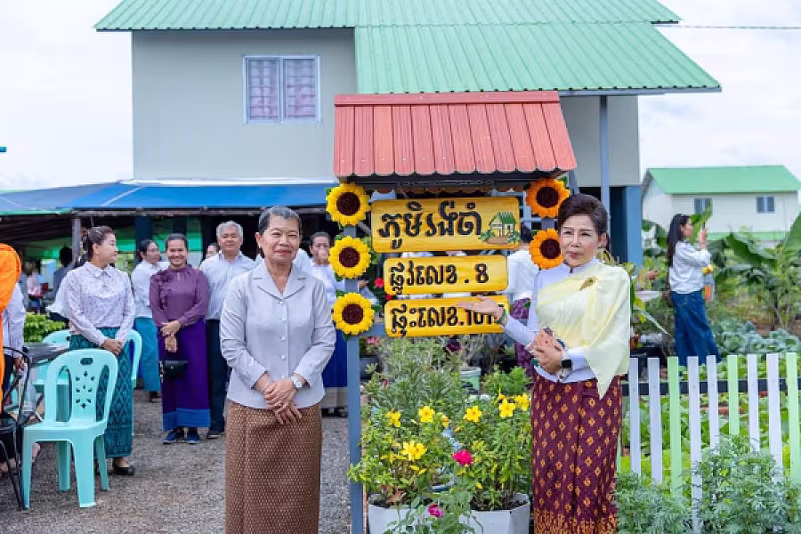 សម្តេច ម៉ែន សំអន អញ្ជើញសំណេះសំណាលតាមខ្នងផ្ទះជាមួយប្រជាពលរដ្ឋភៀសសឹក នៅភូមិរង់ចាំ ខេត្តបន្ទាយមានជ័យ