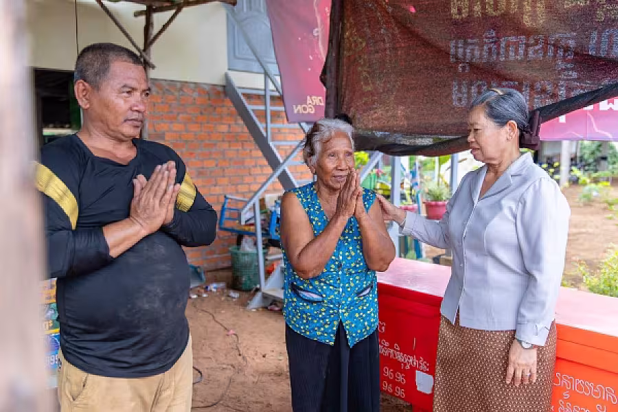 សម្តេច ម៉ែន សំអន អញ្ជើញសំណេះសំណាលតាមខ្នងផ្ទះជាមួយប្រជាពលរដ្ឋភៀសសឹក នៅភូមិរង់ចាំ ខេត្តបន្ទាយមានជ័យ - Image 5