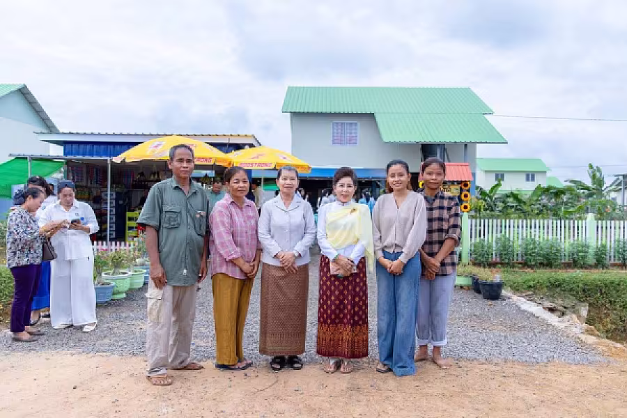 សម្តេច ម៉ែន សំអន អញ្ជើញសំណេះសំណាលតាមខ្នងផ្ទះជាមួយប្រជាពលរដ្ឋភៀសសឹក នៅភូមិរង់ចាំ ខេត្តបន្ទាយមានជ័យ - Image 9