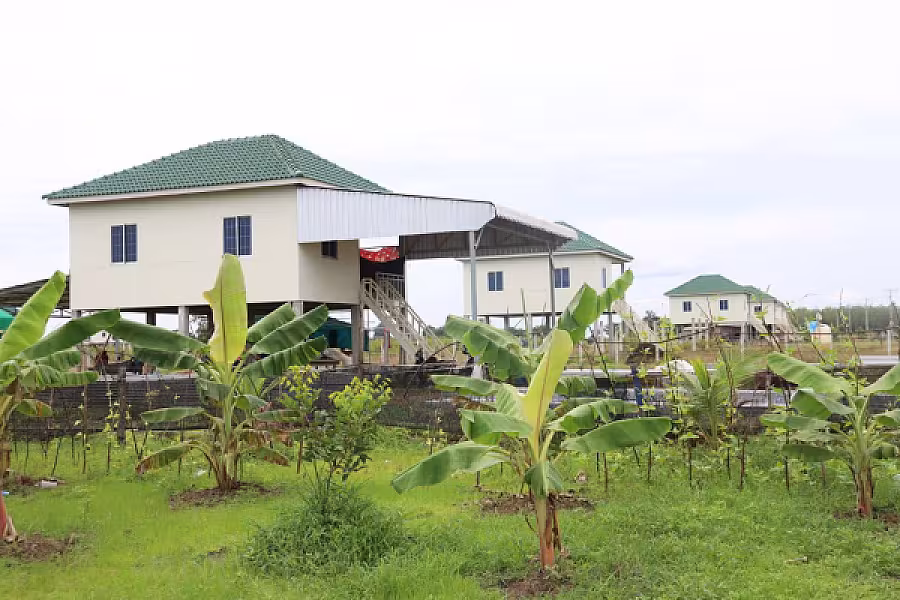 ឯកឧត្តមកិត្តិសង្គហបណ្ឌិត គន់ គីម ទេសរដ្ឋមន្ត្រី អគ្គលេខាធិការសមាគមអតីតយុទ្ធជនកម្ពុជា ចុះពិនិត្យដីសង្គមកិច្ចសម្រាប់លំនៅដ្ឋានអតីតយុទ្ធជន - Image 7