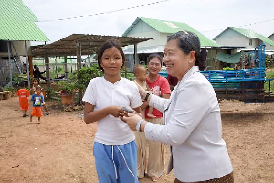 សម្តេច ម៉ែន សំអន អញ្ជើញសំណេះសំណាលតាមខ្នងផ្ទះជាមួយប្រជាពលរដ្ឋភៀសសឹក នៅភូមិរង់ចាំ ខេត្តបន្ទាយមានជ័យ - Image 11