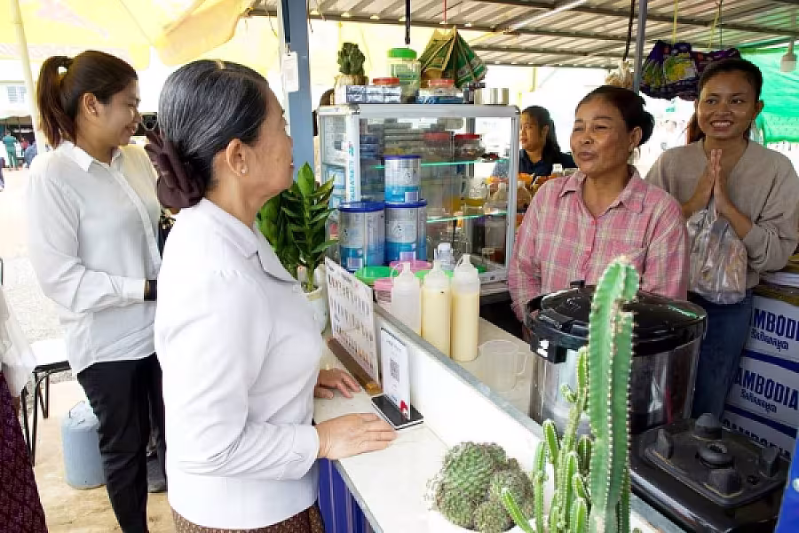 សម្តេច ម៉ែន សំអន អញ្ជើញសំណេះសំណាលតាមខ្នងផ្ទះជាមួយប្រជាពលរដ្ឋភៀសសឹក នៅភូមិរង់ចាំ ខេត្តបន្ទាយមានជ័យ - Image 13