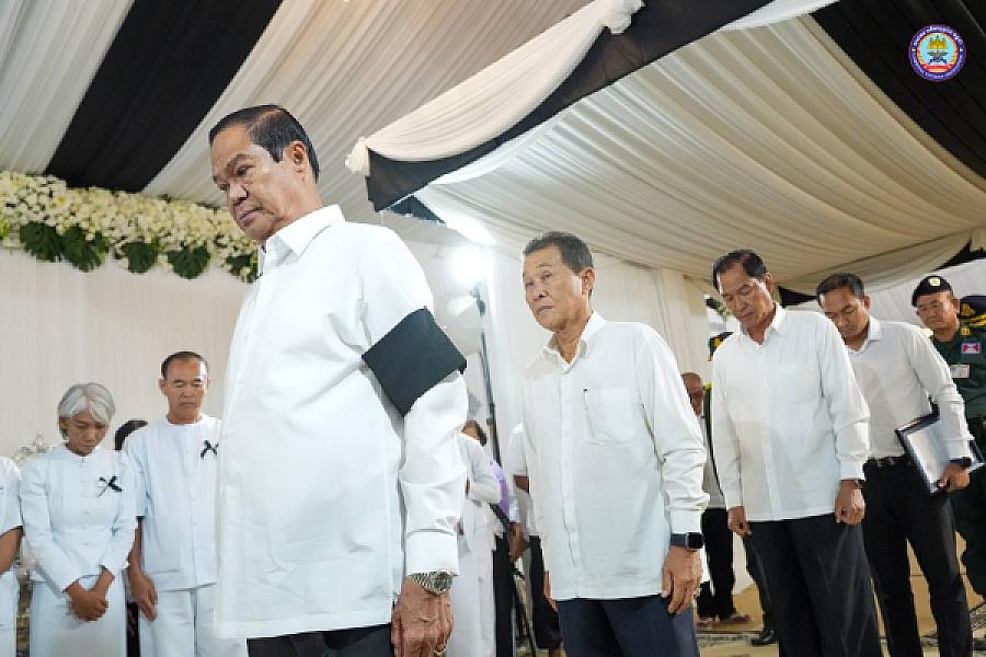 ឯកឧត្តម នាយឧត្តមសេនីយ៍កិត្តិសង្គហបណ្ឌិត គន់ គីម អញ្ជើញដឹកនាំគណៈប្រតិភូ ស.អ.ក ដាក់កម្រងផ្កា និងគោរពវិញ្ញានក្ខន្ធសព ឯកឧត្តម នាយឧត្តមសេនីយ៍ សុខ ភាព រដ្ឋលេខាធិការក្រសួងការពារជាតិ ដែលបានទទួលមរណភាព ក្នុងជន្មាយុ ៧៣ឆ្នាំ - Image 2