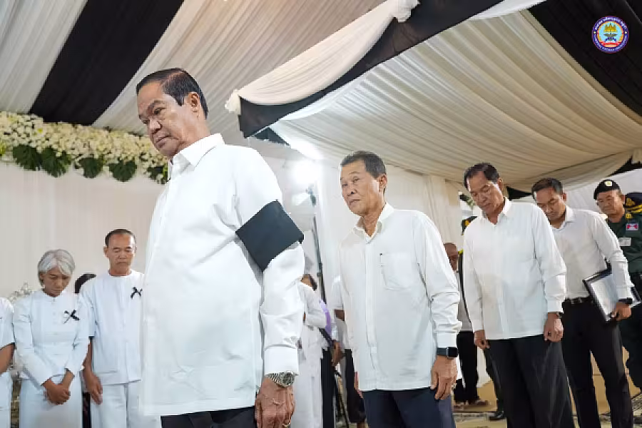 ឯកឧត្តម នាយឧត្តមសេនីយ៍កិត្តិសង្គហបណ្ឌិត គន់ គីម អញ្ជើញដឹកនាំគណៈប្រតិភូ ស.អ.ក ដាក់កម្រងផ្កា និងគោរពវិញ្ញានក្ខន្ធសព ឯកឧត្តម នាយឧត្តមសេនីយ៍ សុខ ភាព រដ្ឋលេខាធិការក្រសួងការពារជាតិ ដែលបានទទួលមរណភាព ក្នុងជន្មាយុ ៧៣ឆ្នាំ - Image 2