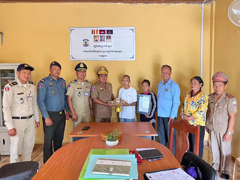 អ.ន.ក.ស្រុកសំឡូត ចុះប្រគល់ថវិកាបេឡាមរណសង្គ្រោះជូនគ្រួសារសពជាសមាជិក - Image 3