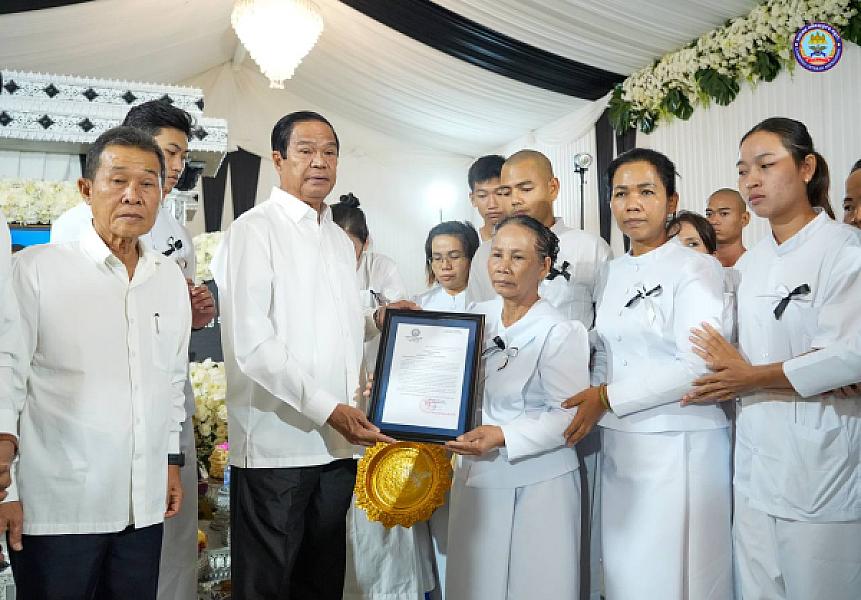 ឯកឧត្តម នាយឧត្តមសេនីយ៍កិត្តិសង្គហបណ្ឌិត គន់ គីម អញ្ជើញដឹកនាំគណៈប្រតិភូ ស.អ.ក ដាក់កម្រងផ្កា និងគោរពវិញ្ញានក្ខន្ធសព ឯកឧត្តម នាយឧត្តមសេនីយ៍ សុខ ភាព រដ្ឋលេខាធិការក្រសួងការពារជាតិ ដែលបានទទួលមរណភាព ក្នុងជន្មាយុ ៧៣ឆ្នាំ - Image 4