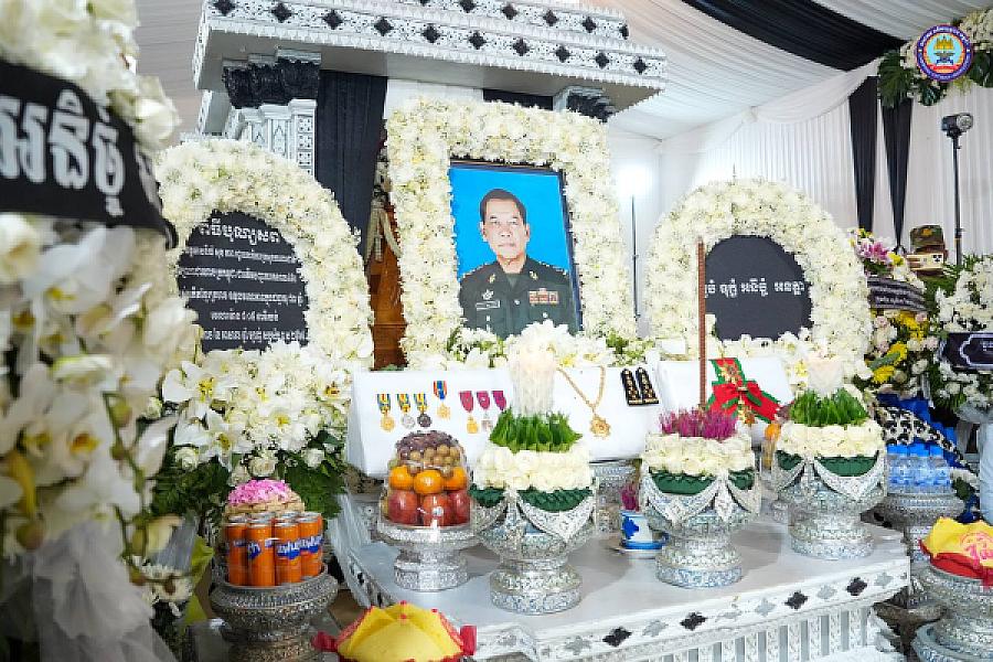 ឯកឧត្តម នាយឧត្តមសេនីយ៍កិត្តិសង្គហបណ្ឌិត គន់ គីម អញ្ជើញដឹកនាំគណៈប្រតិភូ ស.អ.ក ដាក់កម្រងផ្កា និងគោរពវិញ្ញានក្ខន្ធសព ឯកឧត្តម នាយឧត្តមសេនីយ៍ សុខ ភាព រដ្ឋលេខាធិការក្រសួងការពារជាតិ ដែលបានទទួលមរណភាព ក្នុងជន្មាយុ ៧៣ឆ្នាំ - Image 5