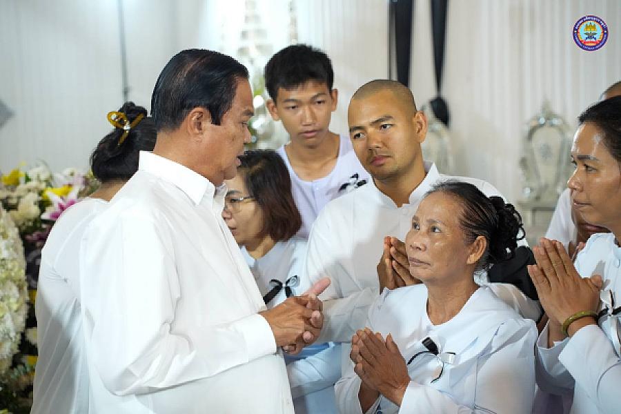 ឯកឧត្តម នាយឧត្តមសេនីយ៍កិត្តិសង្គហបណ្ឌិត គន់ គីម អញ្ជើញដឹកនាំគណៈប្រតិភូ ស.អ.ក ដាក់កម្រងផ្កា និងគោរពវិញ្ញានក្ខន្ធសព ឯកឧត្តម នាយឧត្តមសេនីយ៍ សុខ ភាព រដ្ឋលេខាធិការក្រសួងការពារជាតិ ដែលបានទទួលមរណភាព ក្នុងជន្មាយុ ៧៣ឆ្នាំ - Image 7