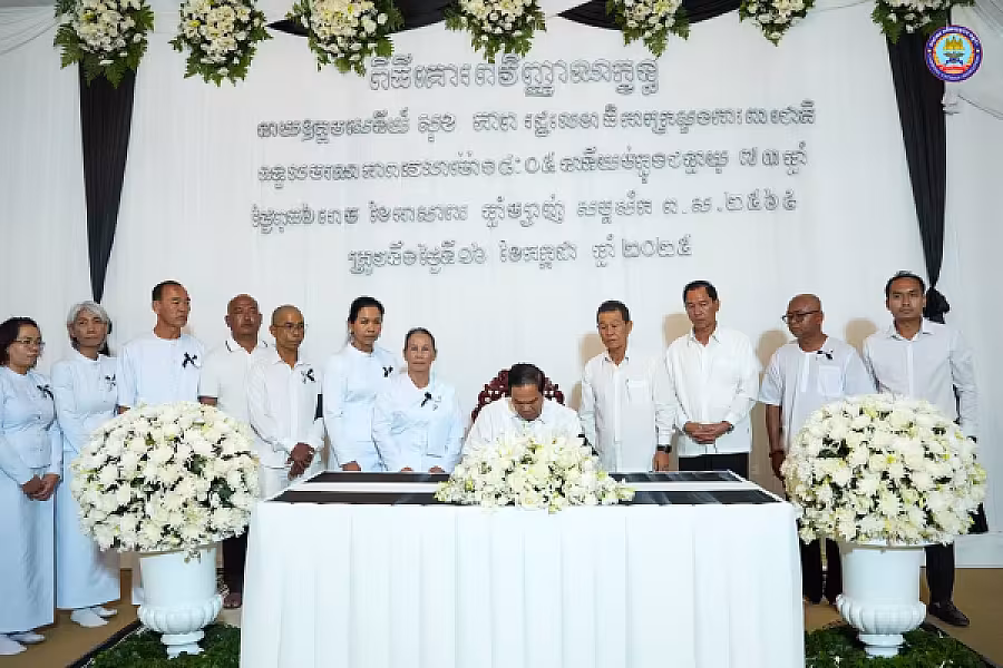 ឯកឧត្តម នាយឧត្តមសេនីយ៍កិត្តិសង្គហបណ្ឌិត គន់ គីម អញ្ជើញដឹកនាំគណៈប្រតិភូ ស.អ.ក ដាក់កម្រងផ្កា និងគោរពវិញ្ញានក្ខន្ធសព ឯកឧត្តម នាយឧត្តមសេនីយ៍ សុខ ភាព រដ្ឋលេខាធិការក្រសួងការពារជាតិ ដែលបានទទួលមរណភាព ក្នុងជន្មាយុ ៧៣ឆ្នាំ - Image 8