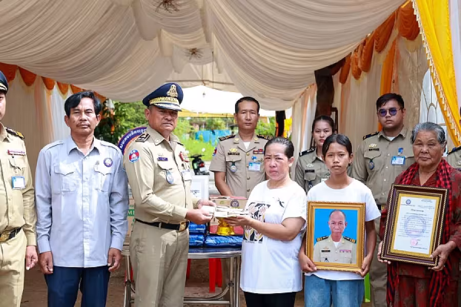 គណៈកម្មាធិការ អ.ន.ក.ខេត្តកោះកុង នាំយកថវិកាបេឡាមរណសង្គ្រោះជូនគ្រួសារសមាជិក
