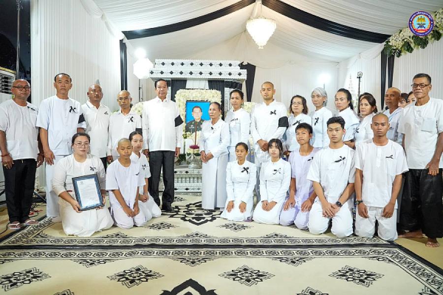 ឯកឧត្តម នាយឧត្តមសេនីយ៍កិត្តិសង្គហបណ្ឌិត គន់ គីម អញ្ជើញដឹកនាំគណៈប្រតិភូ ស.អ.ក ដាក់កម្រងផ្កា និងគោរពវិញ្ញានក្ខន្ធសព ឯកឧត្តម នាយឧត្តមសេនីយ៍ សុខ ភាព រដ្ឋលេខាធិការក្រសួងការពារជាតិ ដែលបានទទួលមរណភាព ក្នុងជន្មាយុ ៧៣ឆ្នាំ - Image 9