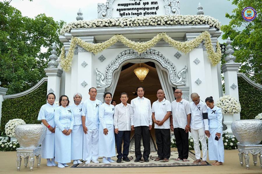 ឯកឧត្តម នាយឧត្តមសេនីយ៍កិត្តិសង្គហបណ្ឌិត គន់ គីម អញ្ជើញដឹកនាំគណៈប្រតិភូ ស.អ.ក ដាក់កម្រងផ្កា និងគោរពវិញ្ញានក្ខន្ធសព ឯកឧត្តម នាយឧត្តមសេនីយ៍ សុខ ភាព រដ្ឋលេខាធិការក្រសួងការពារជាតិ ដែលបានទទួលមរណភាព ក្នុងជន្មាយុ ៧៣ឆ្នាំ - Image 10