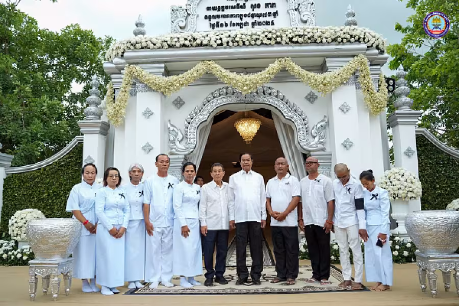 ឯកឧត្តម នាយឧត្តមសេនីយ៍កិត្តិសង្គហបណ្ឌិត គន់ គីម អញ្ជើញដឹកនាំគណៈប្រតិភូ ស.អ.ក ដាក់កម្រងផ្កា និងគោរពវិញ្ញានក្ខន្ធសព ឯកឧត្តម នាយឧត្តមសេនីយ៍ សុខ ភាព រដ្ឋលេខាធិការក្រសួងការពារជាតិ ដែលបានទទួលមរណភាព ក្នុងជន្មាយុ ៧៣ឆ្នាំ - Image 10