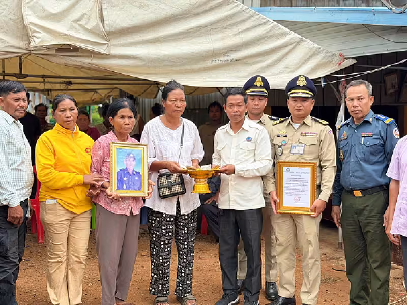 អ.ន.ក.ស្រុកគាស់ក្រឡ ចុះប្រគល់ថវិកាបេឡាមរណសង្គ្រោះជូនគ្រួសារសពជាសមាជិក - Image 3