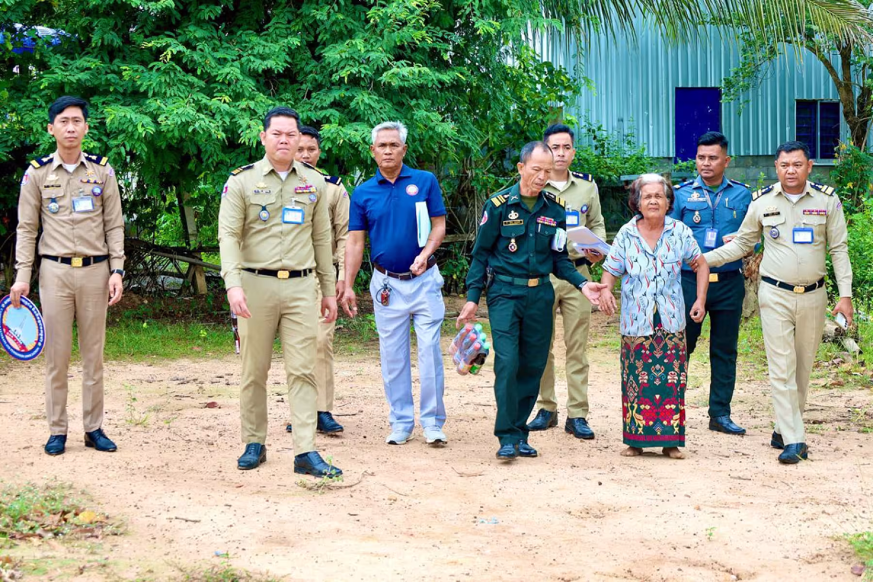 អ.ន.ក.ខេត្តកំពង់ស្ពឺ នាំយកអំណោយ និងចុះពិនិត្យស្ថានភាពជីវភាពរបស់សមាជិក មានជីវភាពខ្វះខាតខ្លាំងចំនួន ១០គ្រួសារ