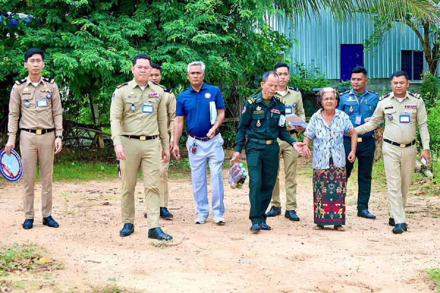 អ.ន.ក.ខេត្តកំពង់ស្ពឺ នាំយកអំណោយ និងចុះពិនិត្យស្ថានភាពជីវភាពរបស់សមាជិក មានជីវភាពខ្វះខាតខ្លាំងចំនួន ១០គ្រួសារ
