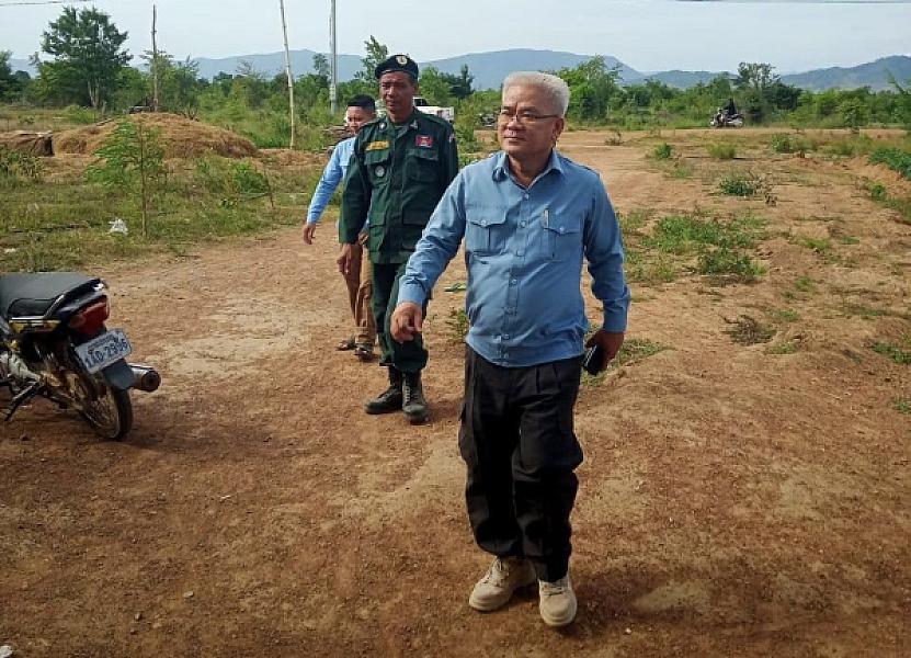 អភិបាលរងខេត្តបាត់ដំបង ចុះពិនិត្យស្ថានភាពរស់នៅរបស់អតីតយុទ្ធជន និងកន្លែងចែកអំណោយ