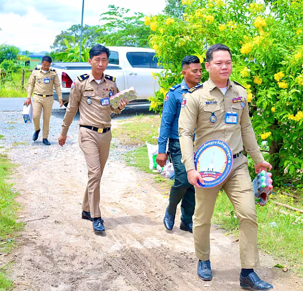 អ.ន.ក.ខេត្តកំពង់ស្ពឺ នាំយកអំណោយ និងចុះពិនិត្យស្ថានភាពជីវភាពរបស់សមាជិក មានជីវភាពខ្វះខាតខ្លាំងចំនួន ១០គ្រួសារ - Image 8