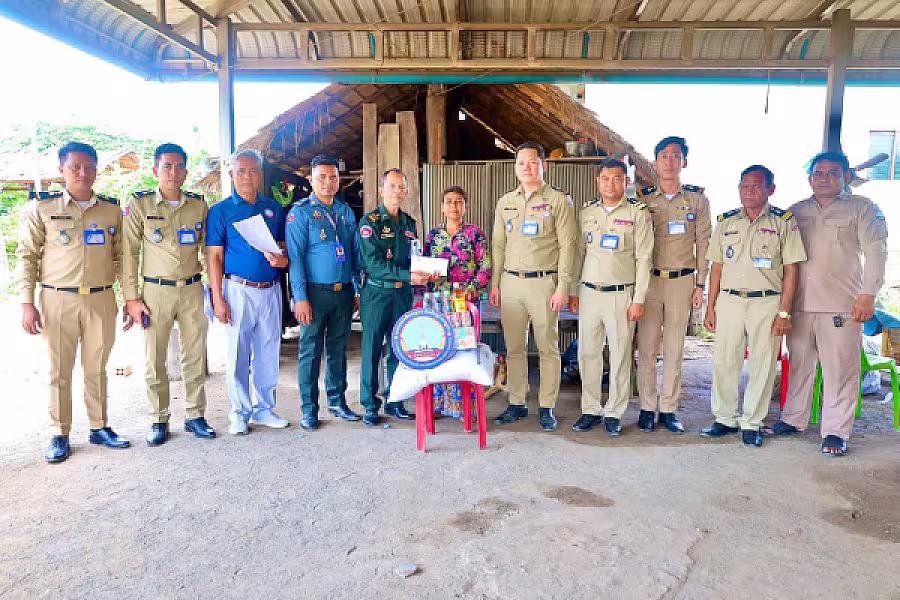 អ.ន.ក.ខេត្តកំពង់ស្ពឺ នាំយកអំណោយ និងចុះពិនិត្យស្ថានភាពជីវភាពរបស់សមាជិក មានជីវភាពខ្វះខាតខ្លាំងចំនួន ១០គ្រួសារ - Image 9