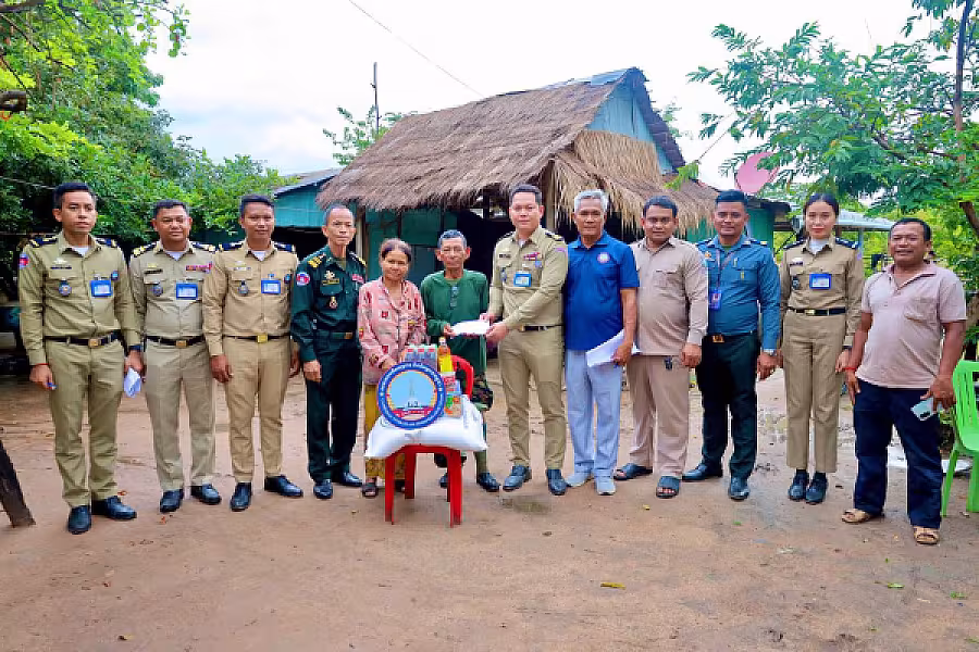 អ.ន.ក.ខេត្តកំពង់ស្ពឺ នាំយកអំណោយ និងចុះពិនិត្យស្ថានភាពជីវភាពរបស់សមាជិក មានជីវភាពខ្វះខាតខ្លាំងចំនួន ១០គ្រួសារ - Image 14