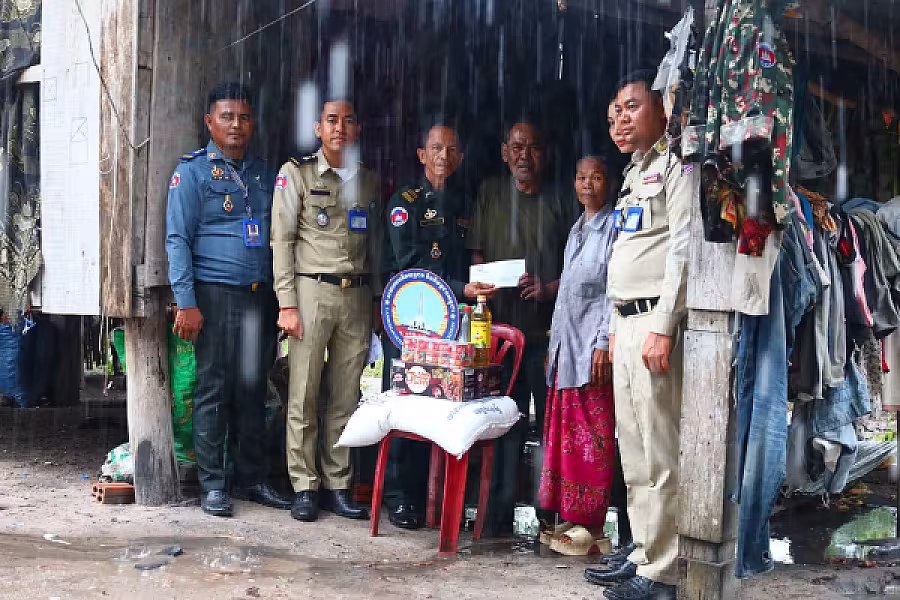អ.ន.ក.ខេត្តកំពង់ស្ពឺ នាំយកអំណោយ និងចុះពិនិត្យស្ថានភាពជីវភាពរបស់សមាជិក មានជីវភាពខ្វះខាតខ្លាំងចំនួន ១០គ្រួសារ - Image 15