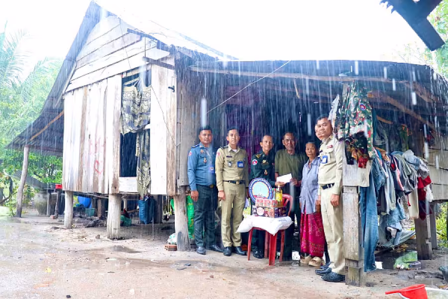 អ.ន.ក.ខេត្តកំពង់ស្ពឺ នាំយកអំណោយ និងចុះពិនិត្យស្ថានភាពជីវភាពរបស់សមាជិក មានជីវភាពខ្វះខាតខ្លាំងចំនួន ១០គ្រួសារ - Image 16