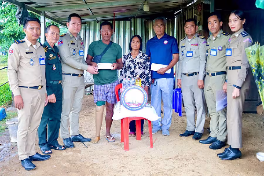 អ.ន.ក.ខេត្តកំពង់ស្ពឺ នាំយកអំណោយ និងចុះពិនិត្យស្ថានភាពជីវភាពរបស់សមាជិក មានជីវភាពខ្វះខាតខ្លាំងចំនួន ១០គ្រួសារ - Image 18