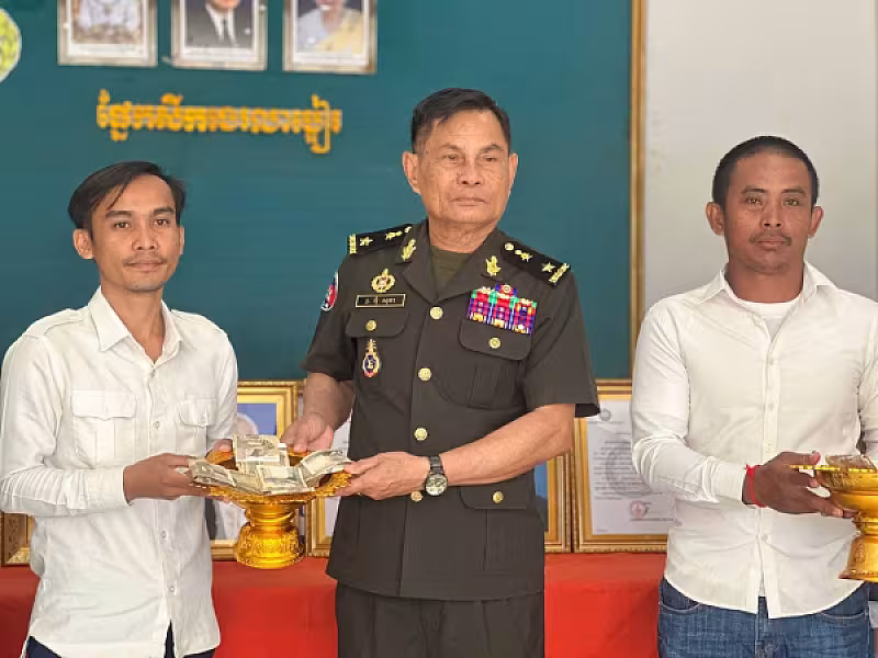 អ.ន.ក.ខេត្តកំពង់ឆ្នាំង នាំយកអំណោយ និងថវិកាបេឡាមរណសង្គ្រោះជូនគ្រួសារសពសមាជិក ៦គ្រួសារ