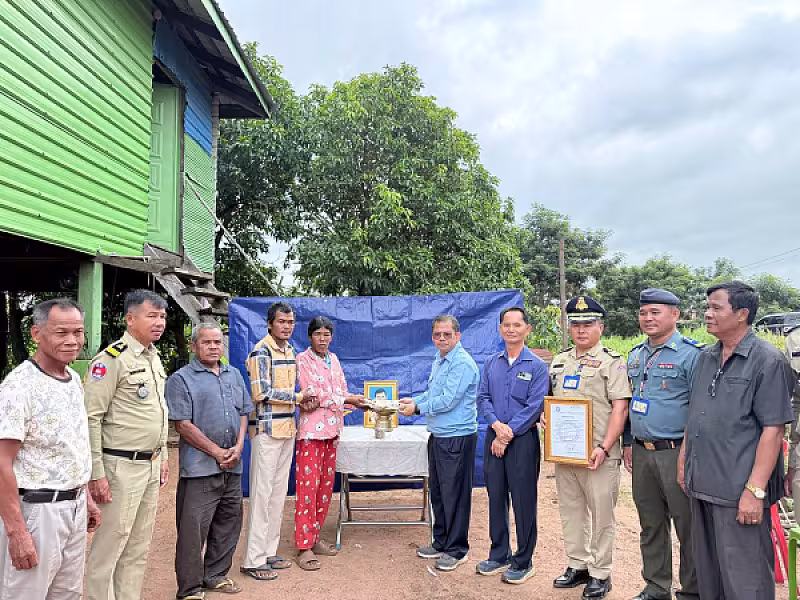 អ.ន.ក.ខេត្តឧត្តរមានជ័យ នាំយកថវិកាមេឡាមរណសង្គ្រោះជូនគ្រួសារសពសមាជិក ៦គ្រួសារ - Image 4