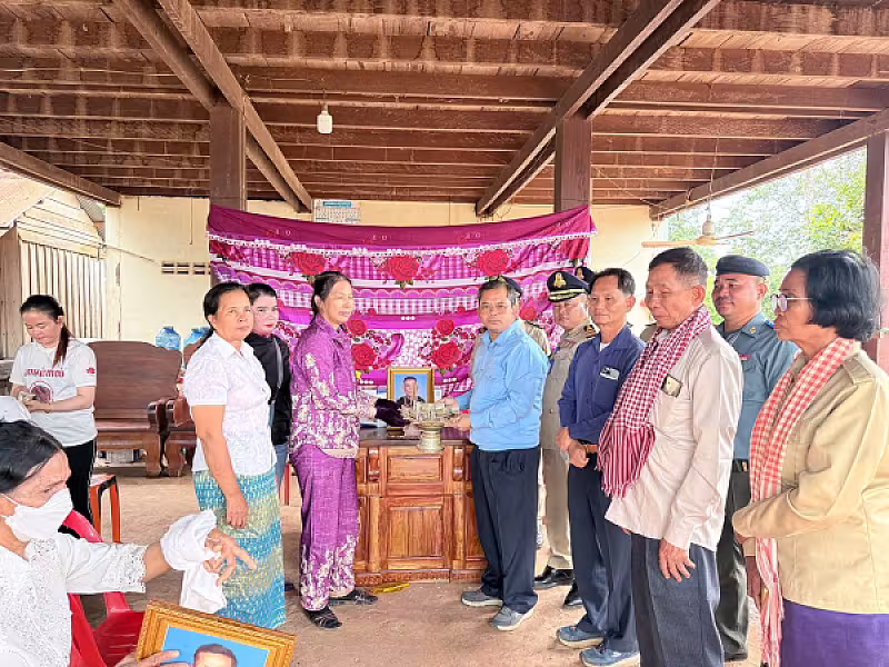 អ.ន.ក.ខេត្តឧត្តរមានជ័យ នាំយកថវិកាមេឡាមរណសង្គ្រោះជូនគ្រួសារសពសមាជិក ៦គ្រួសារ - Image 9