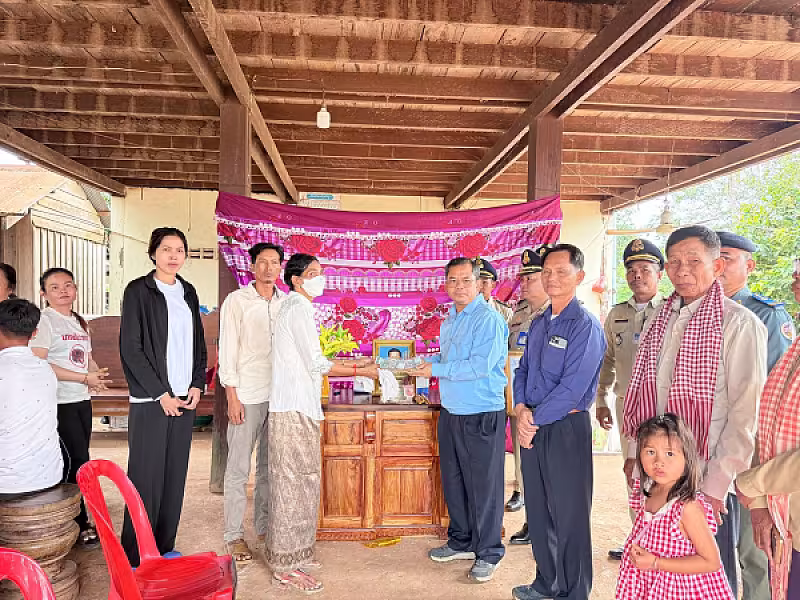 អ.ន.ក.ខេត្តឧត្តរមានជ័យ នាំយកថវិកាមេឡាមរណសង្គ្រោះជូនគ្រួសារសពសមាជិក ៦គ្រួសារ - Image 10